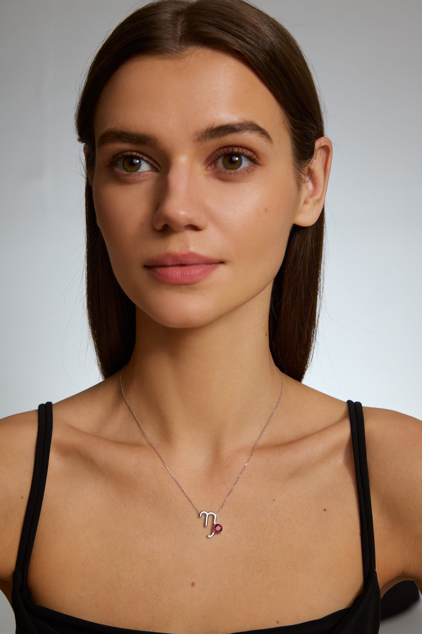 9K collar de constelación color oro blanco, con 1 granate incrustado
