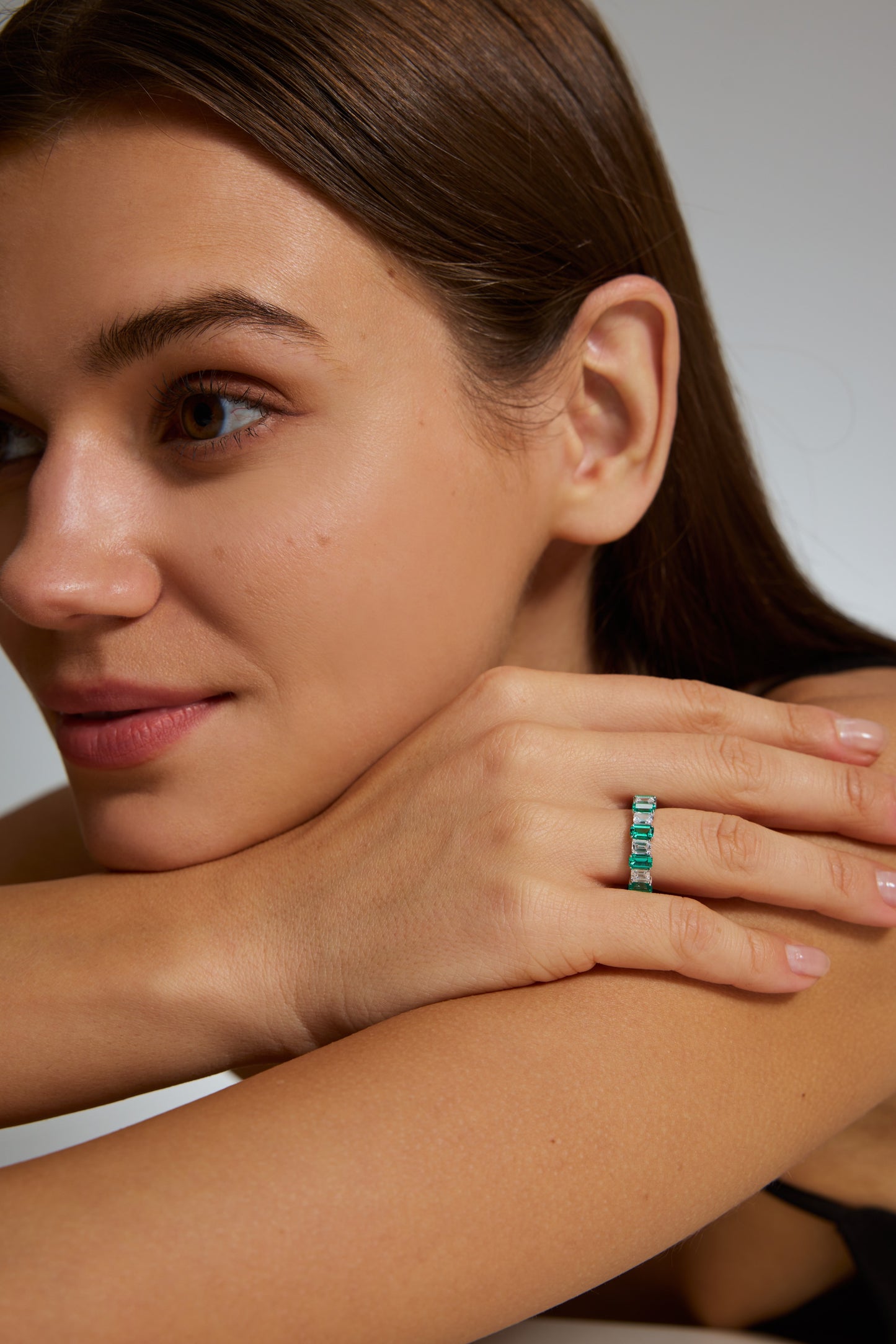 9K anillo color oro blanco, con 11 esmeraldas y 11 diamantes cultivados