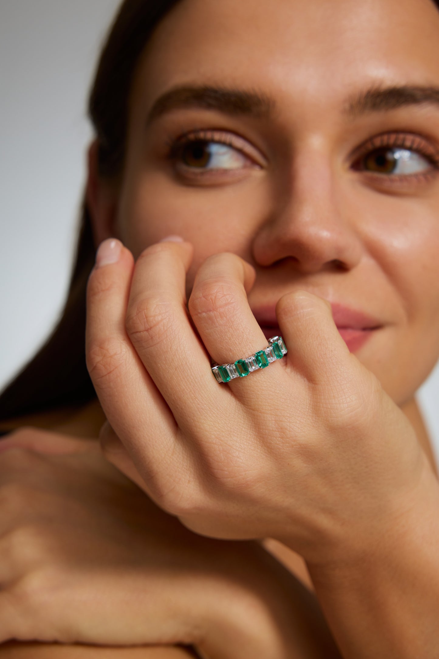 9K anillo color oro blanco, con 11 esmeraldas y 11 diamantes cultivados