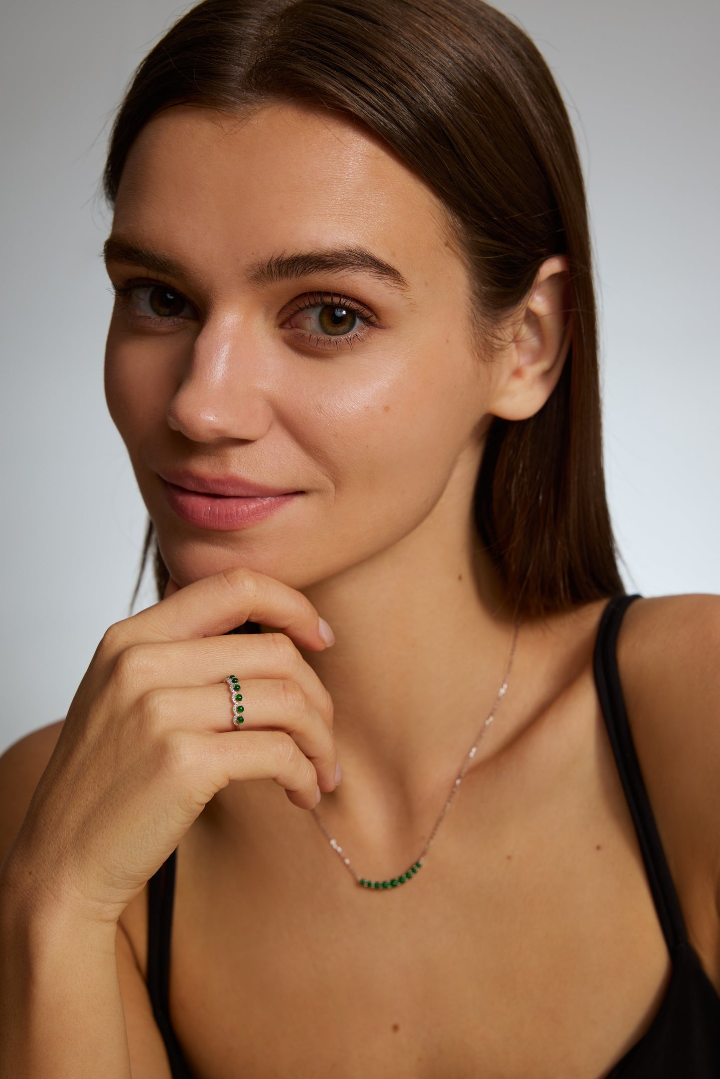 18K anillo de jade en oro blanco, con 7 jades y 34 diamantes brillantes