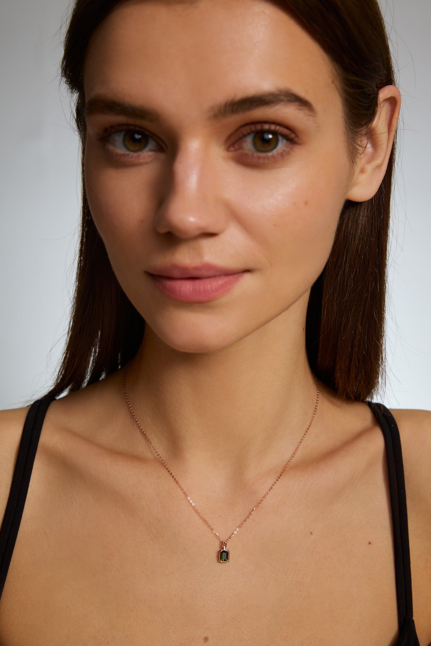 18K collar de turmalina en oro rosa, con 1 turmalina verde y 1 diamante brillante