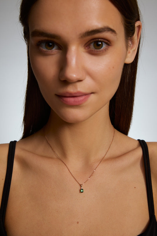 18K collar de turmalina en oro rosa, con 1 turmalina verde y 3 diamantes brillantes