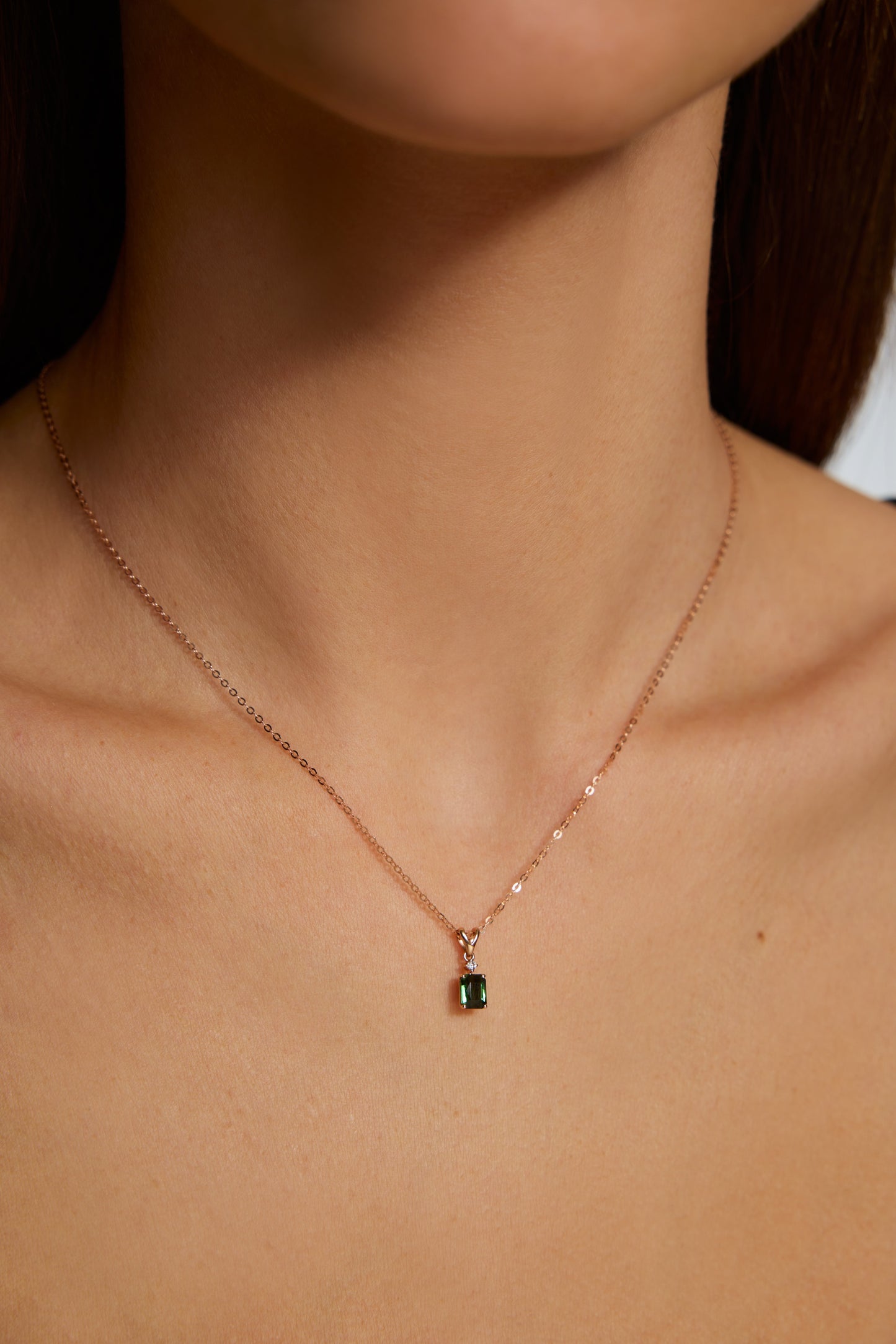 18K collar de turmalina en oro rosa, con 1 turmalina verde y 1 diamante brillante
