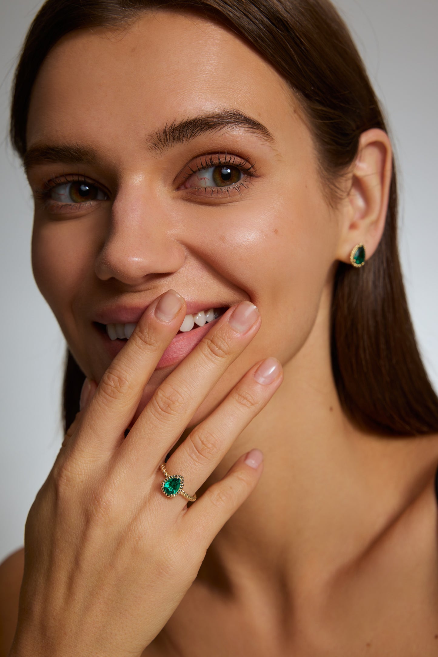 9K anillo color oro amarillo, con 1 esmeralda cultivada incrustada