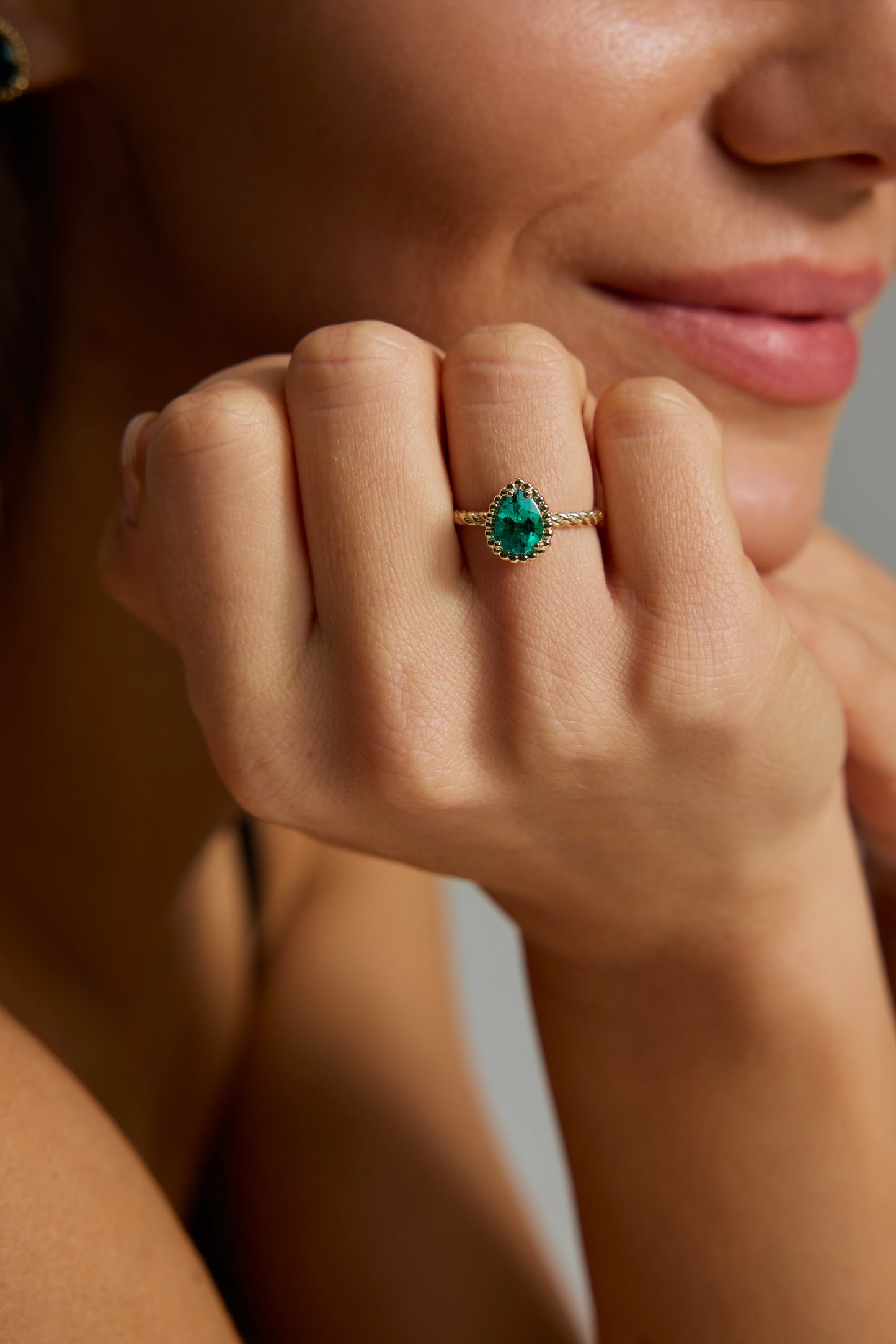 9K anillo color oro amarillo, con 1 esmeralda cultivada incrustada
