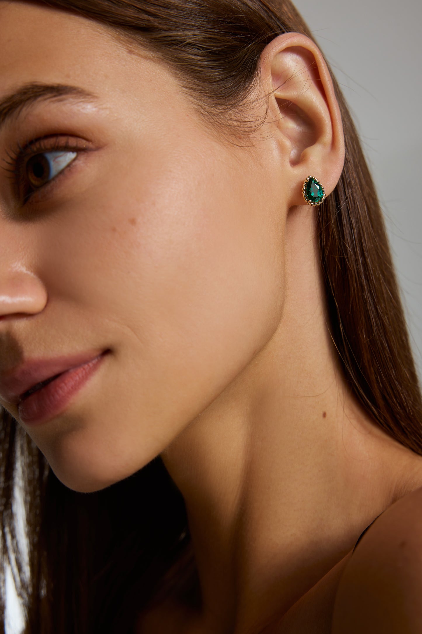 9K pendientes color oro amarillo, con 2 esmeraldas cultivadas incrustadas