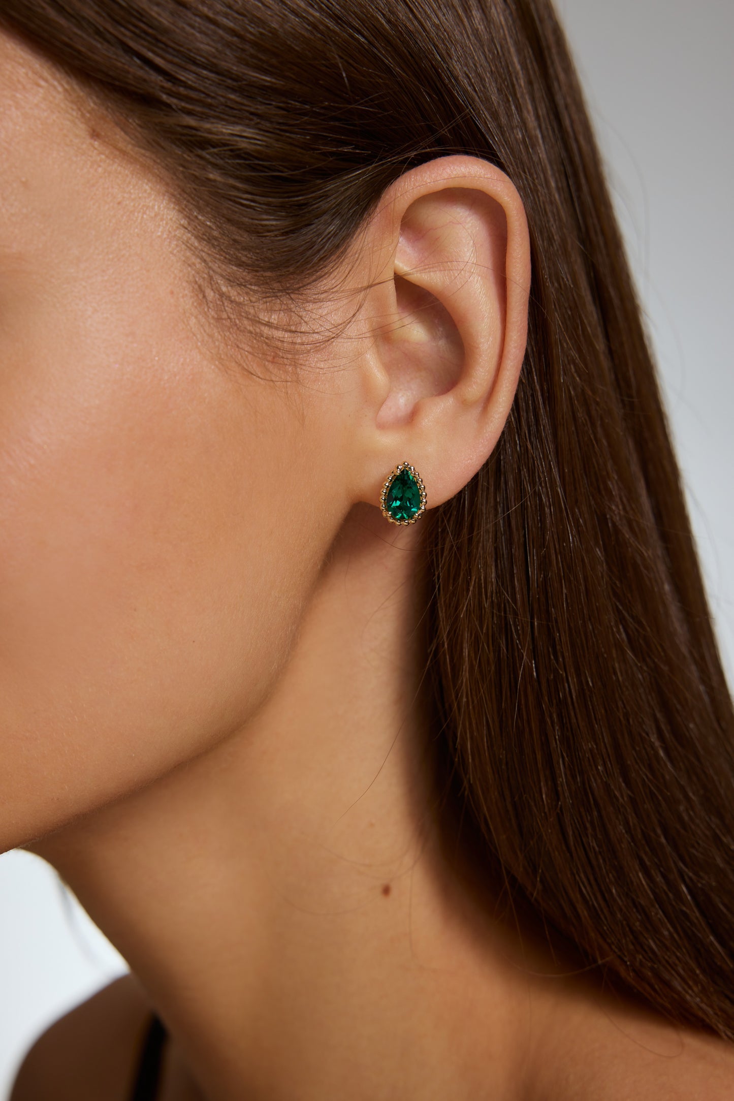 9K pendientes color oro amarillo, con 2 esmeraldas cultivadas incrustadas