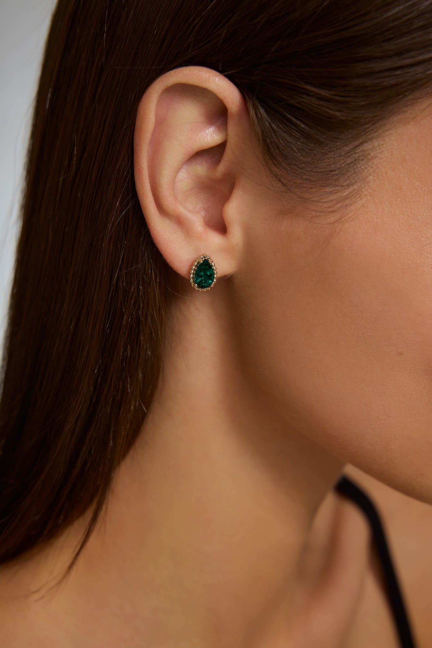 9K pendientes color oro amarillo, con 2 esmeraldas cultivadas incrustadas