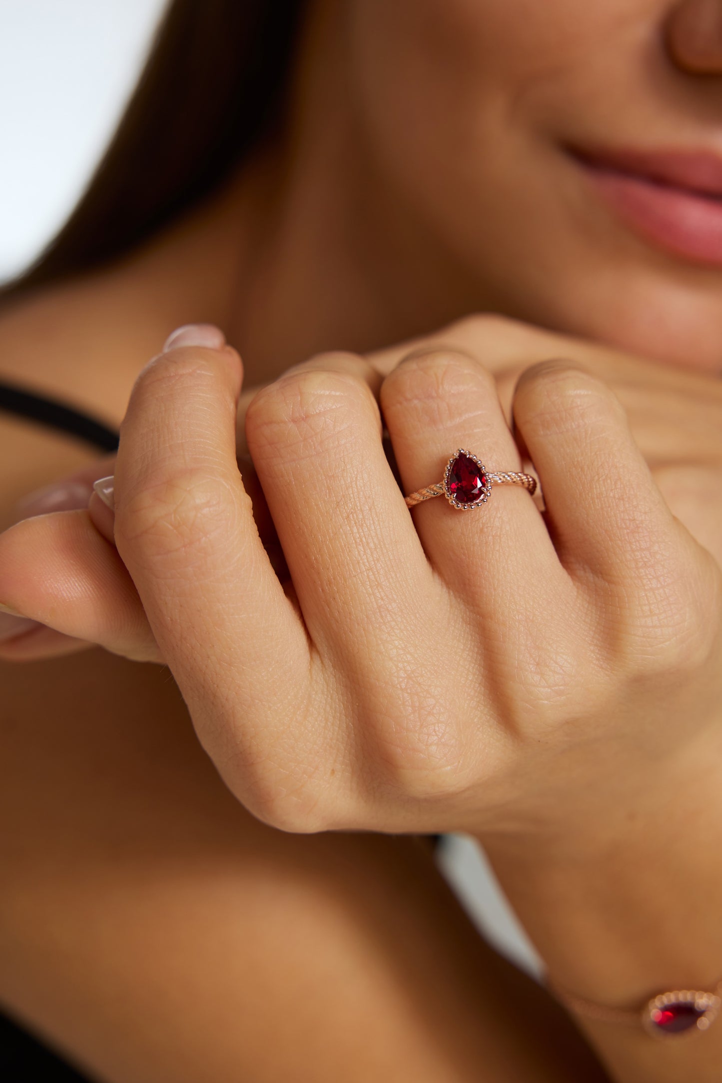 9K anillo color oro rosa, con 1 rubí cultivado incrustado