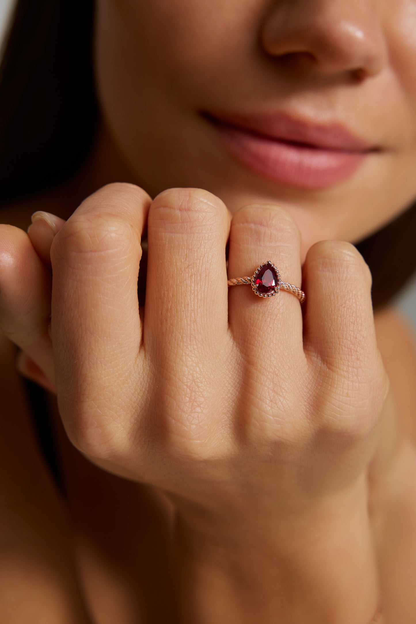 9K anillo color oro rosa, con 1 rubí cultivado incrustado