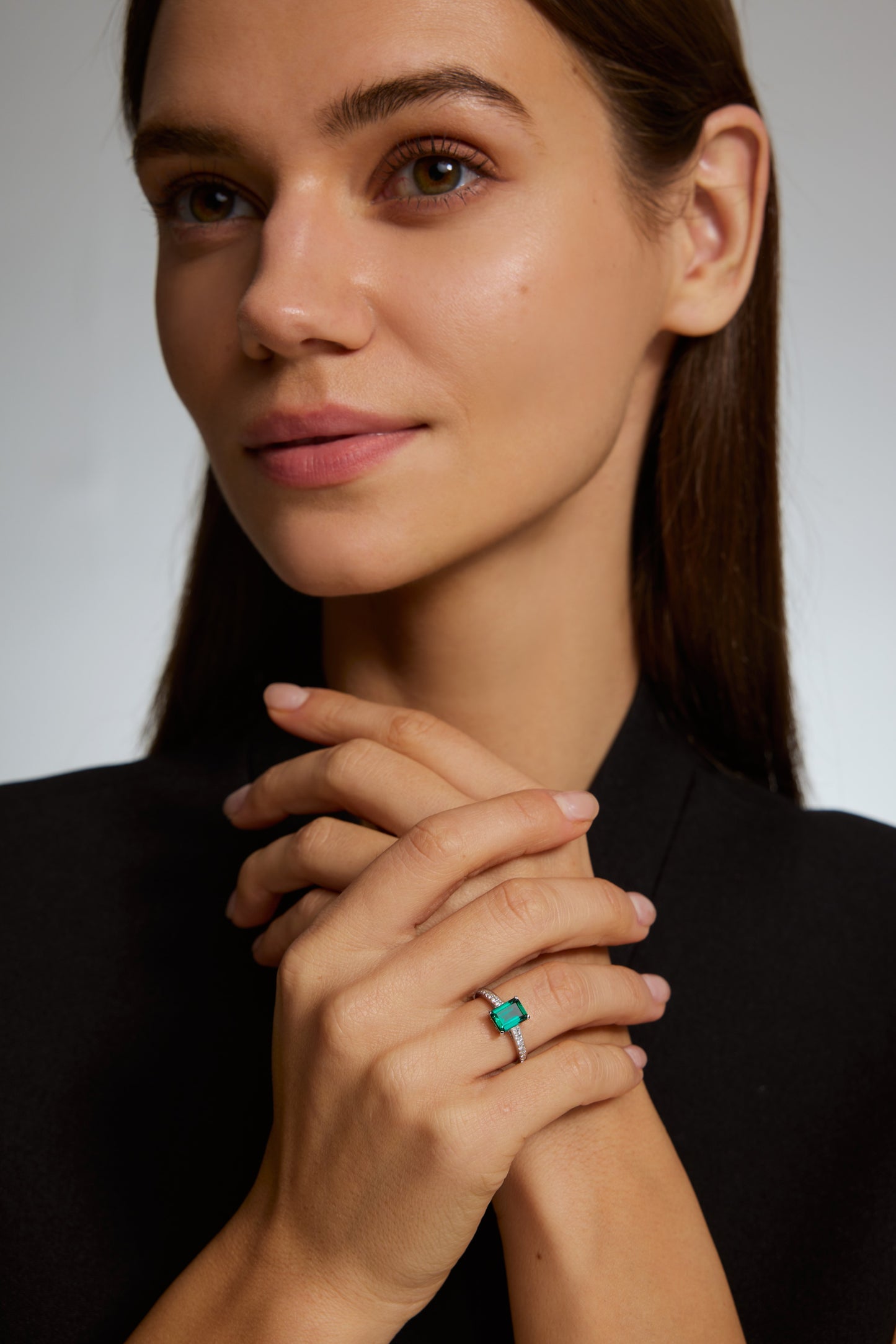 9K anillo color oro blanco, con 1 esmeralda cultivada y 16 diamantes cultivados