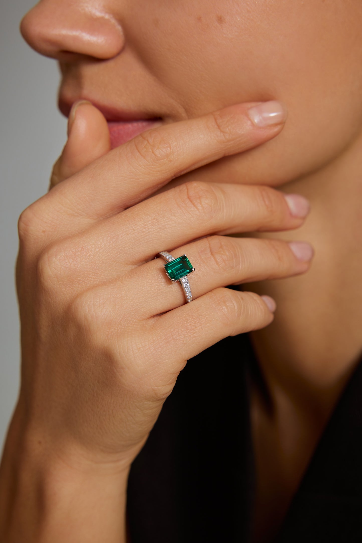 9K anillo color oro blanco, con 1 esmeralda cultivada y 16 diamantes cultivados