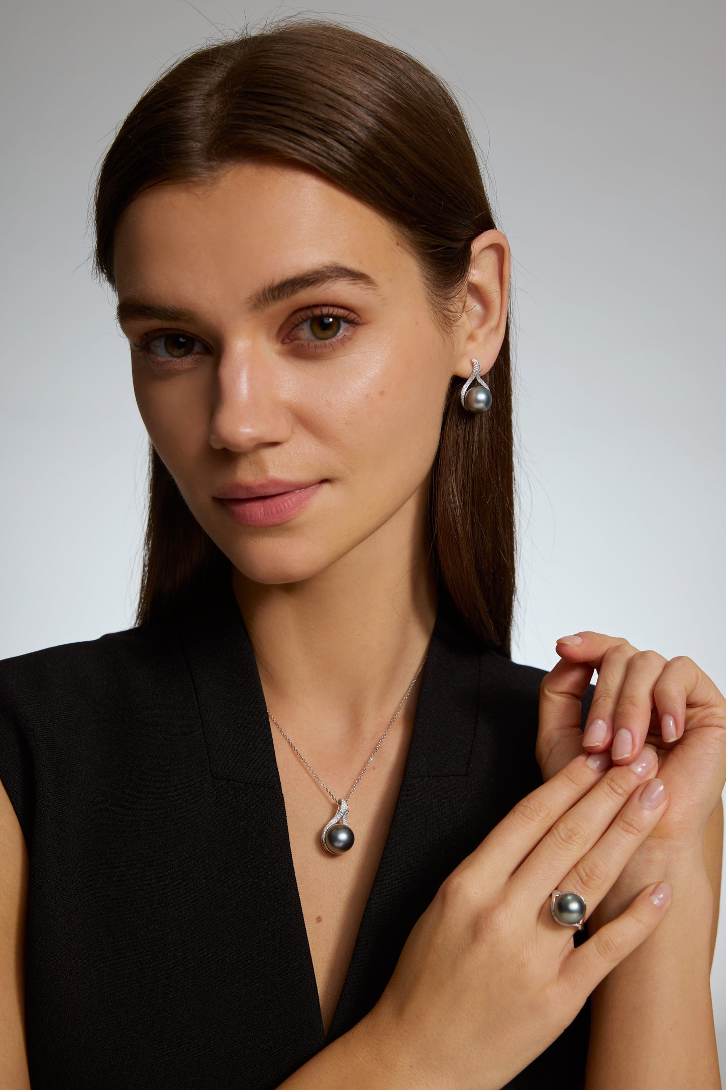 9K colgante de oro blanco, con perla de Tahití de 15,3 mm y 77 brillantes diamantes