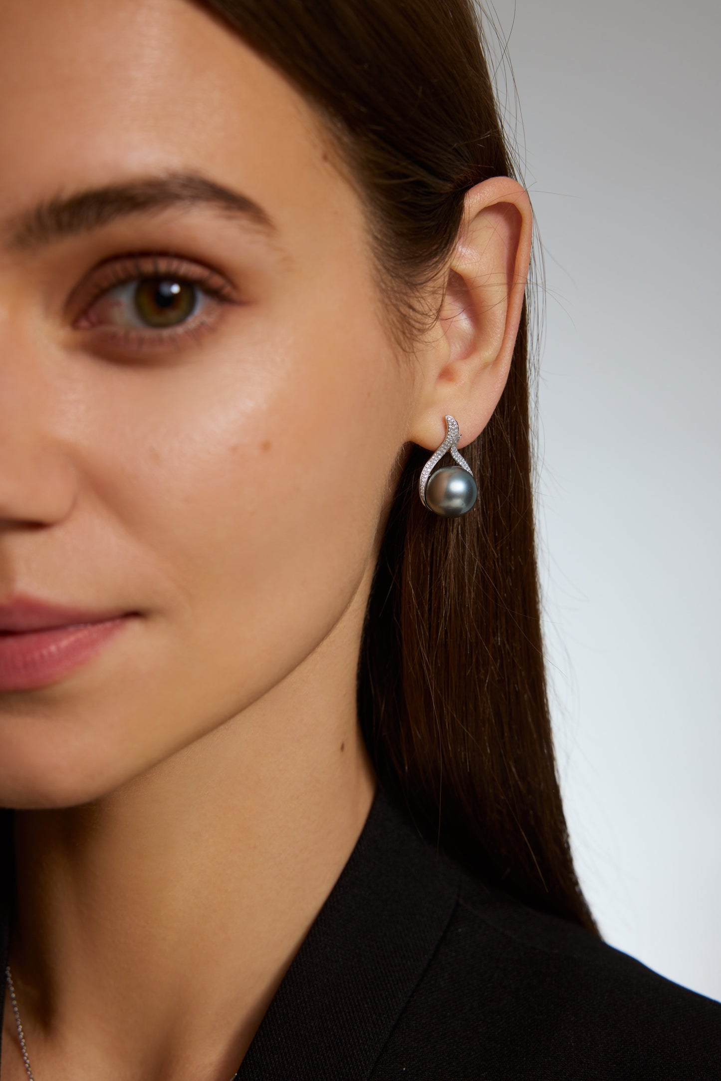 9K pendientes de oro blanco, con 2 perlas de Tahití de 8,2 mm y 92 brillantes diamantes