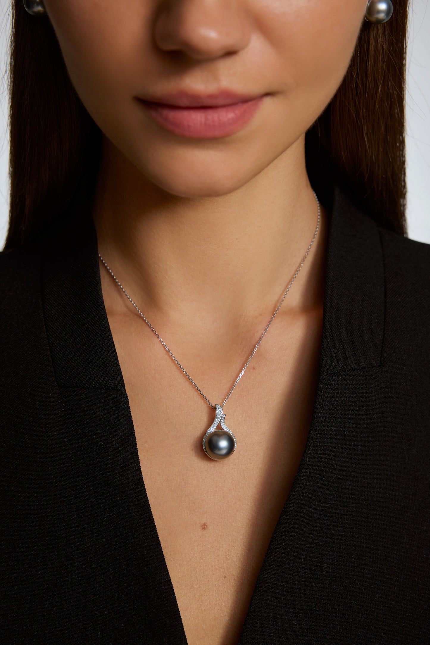 9K colgante de oro blanco, con perla de Tahití de 15,3 mm y 77 brillantes diamantes