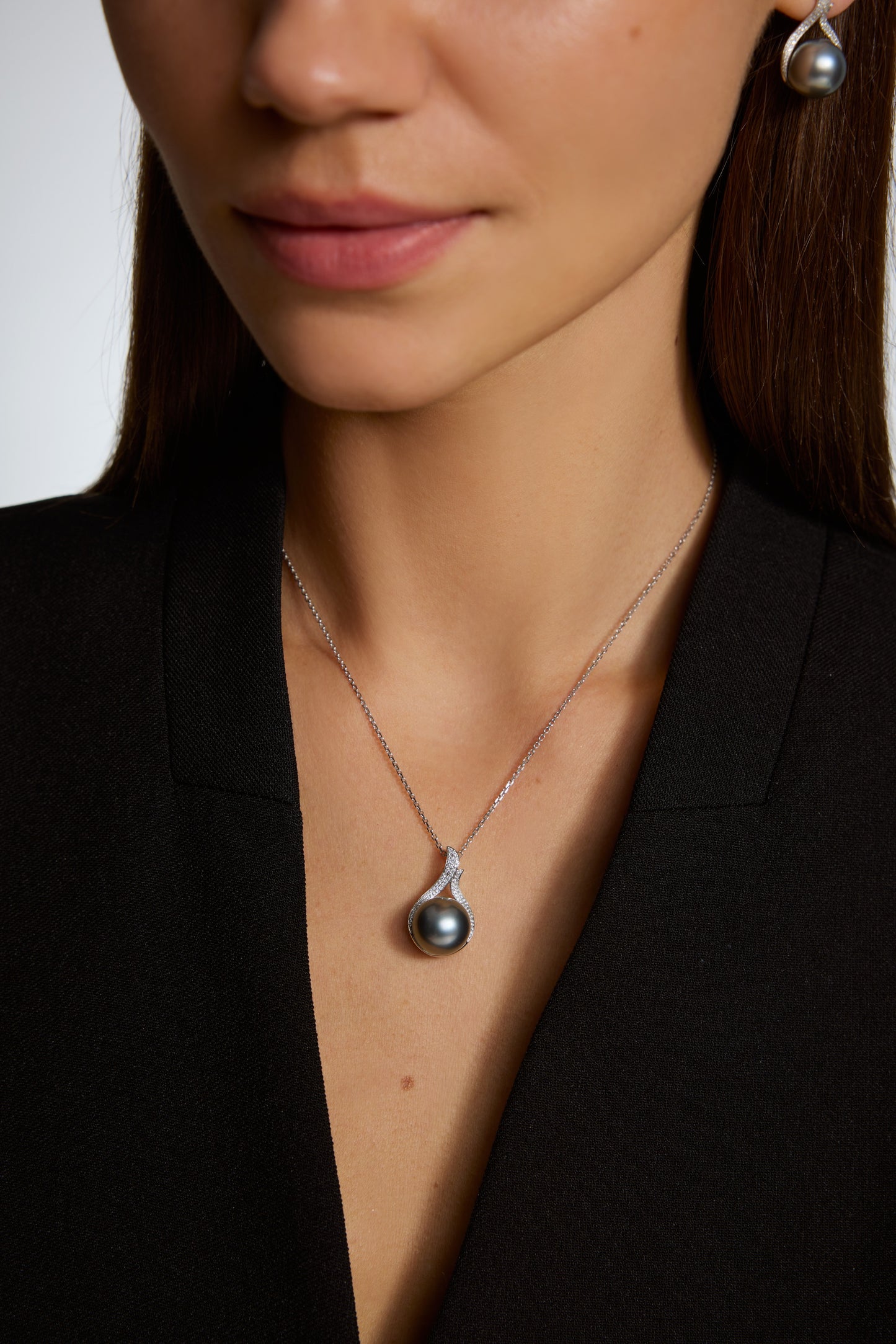 9K colgante de oro blanco, con perla de Tahití de 15,3 mm y 77 brillantes diamantes