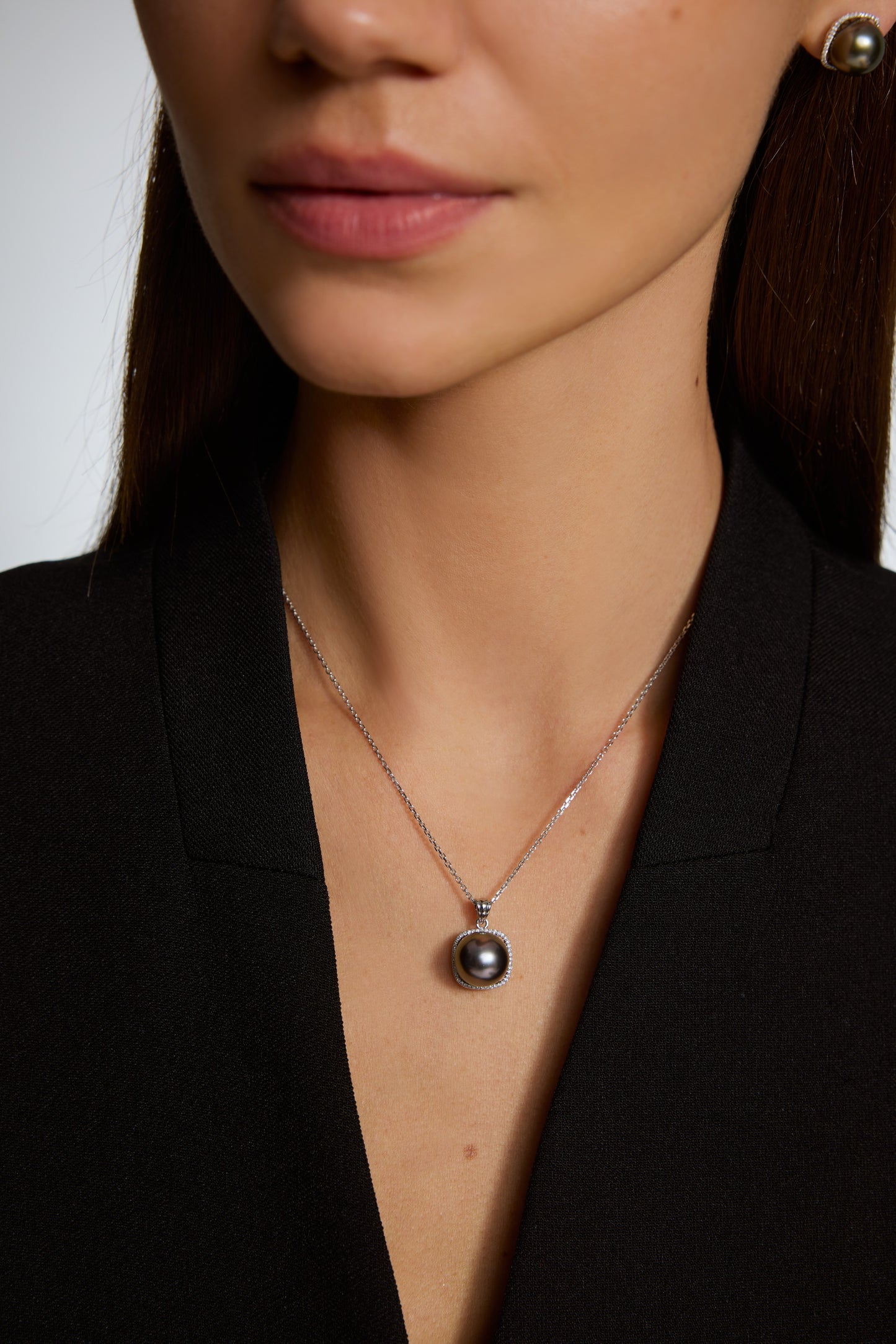 9K colgante de oro blanco, con perla de Tahití de 12,2 mm y 44 brillantes diamantes