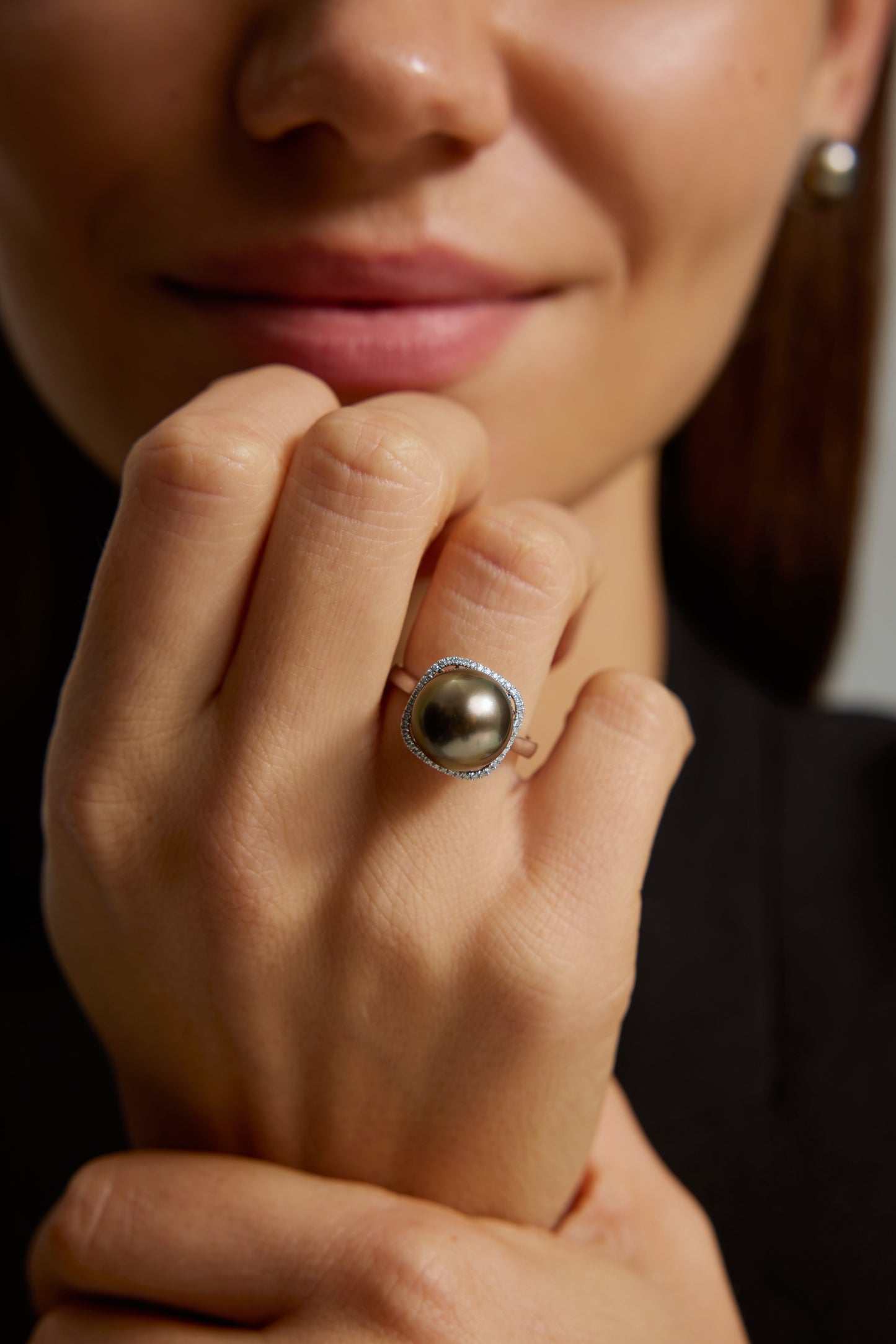 9K anillo de oro blanco, con perla de Tahití de 14 mm y 36 brillantes diamantes