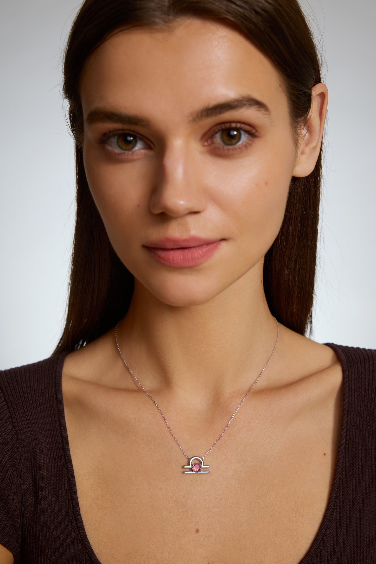 9K collar de constelación color oro blanco, con 1 turmalina roja incrustada