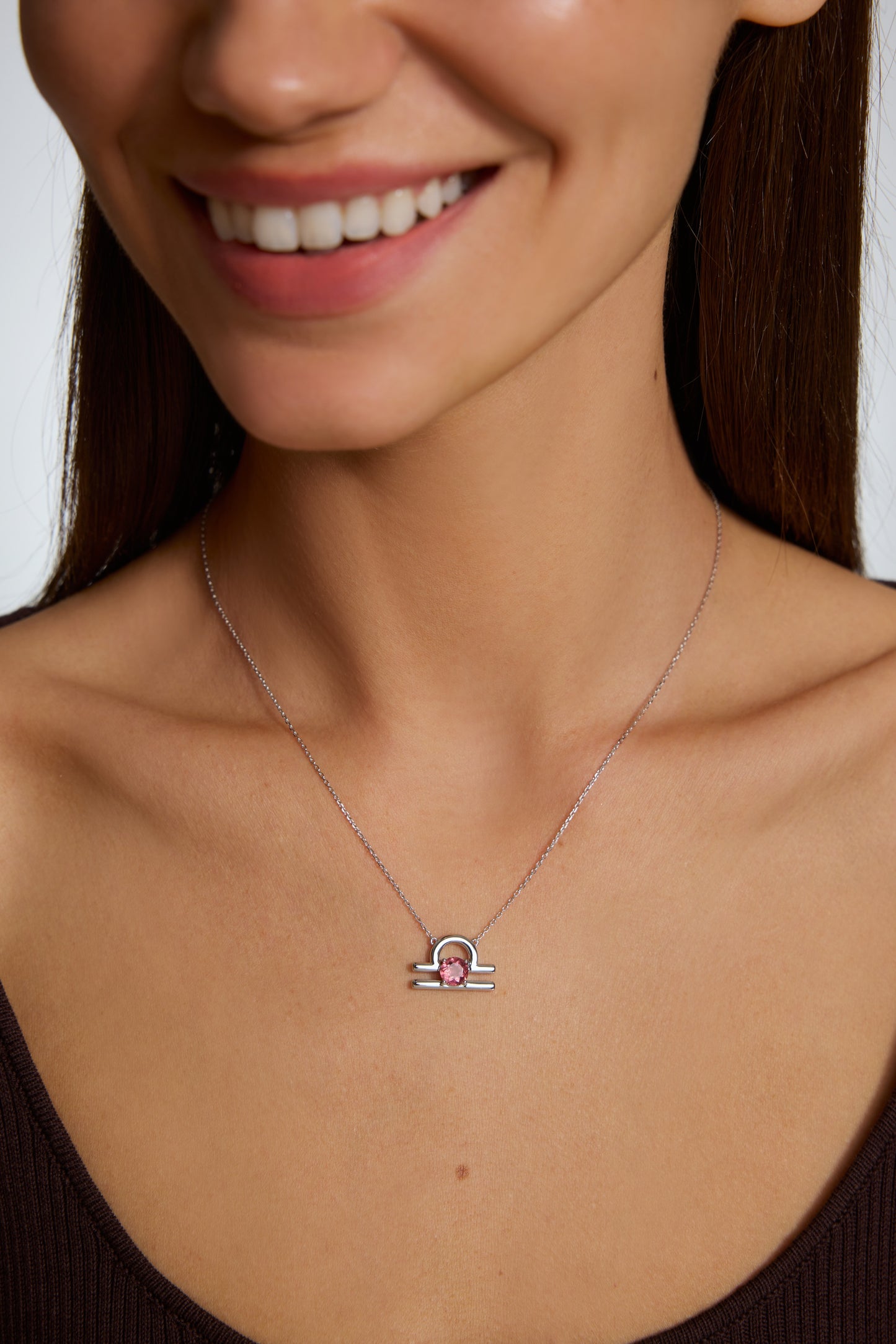 9K collar de constelación color oro blanco, con 1 turmalina roja incrustada