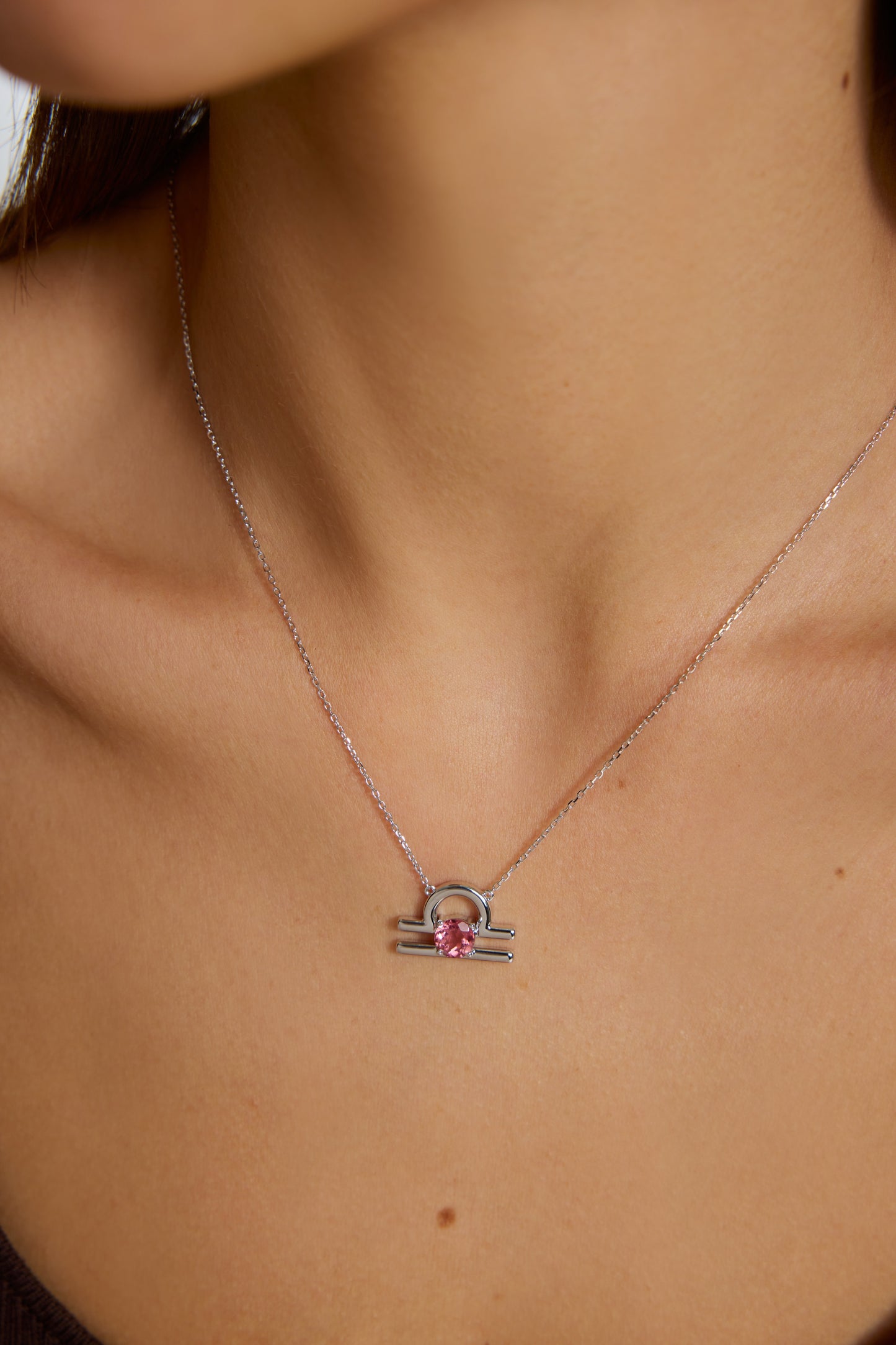 9K collar de constelación color oro blanco, con 1 turmalina roja incrustada