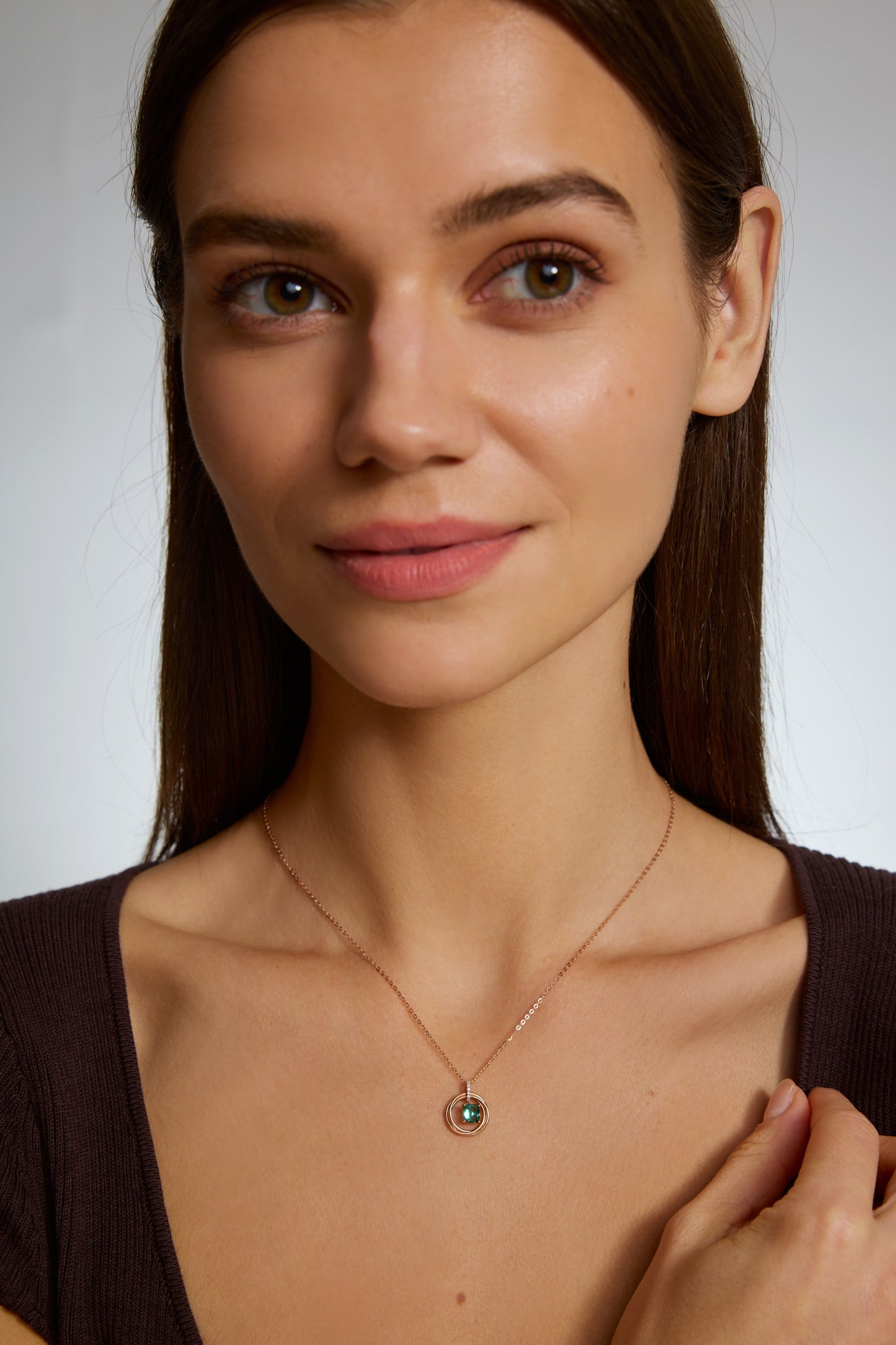 18K collar de turmalina en oro rosa, con 1 turmalina verde y 6 diamantes brillantes