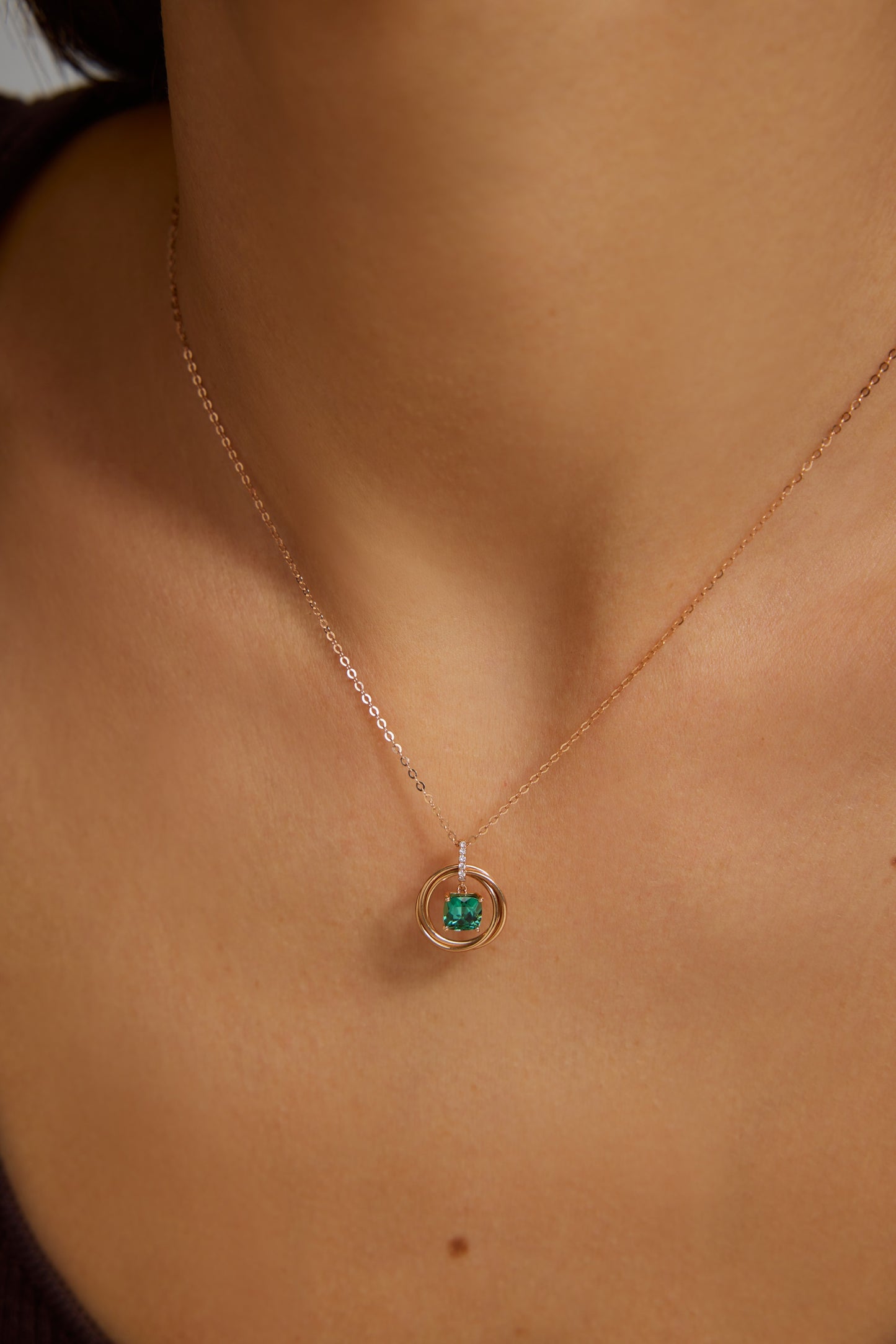 18K collar de turmalina en oro rosa, con 1 turmalina verde y 6 diamantes brillantes