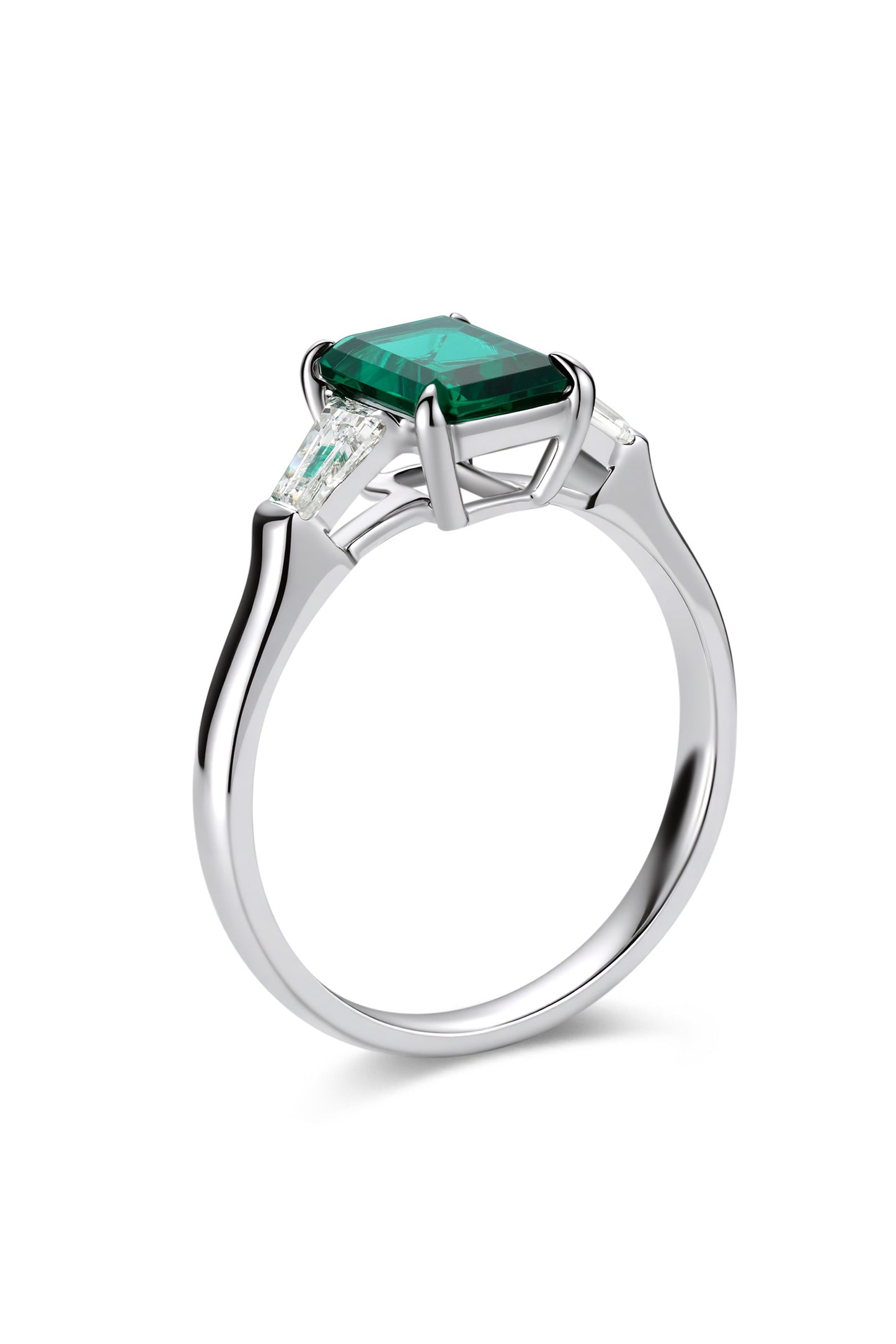 9K anillo color oro blanco, con 1 esmeralda cultivada y 2 diamantes cultivados