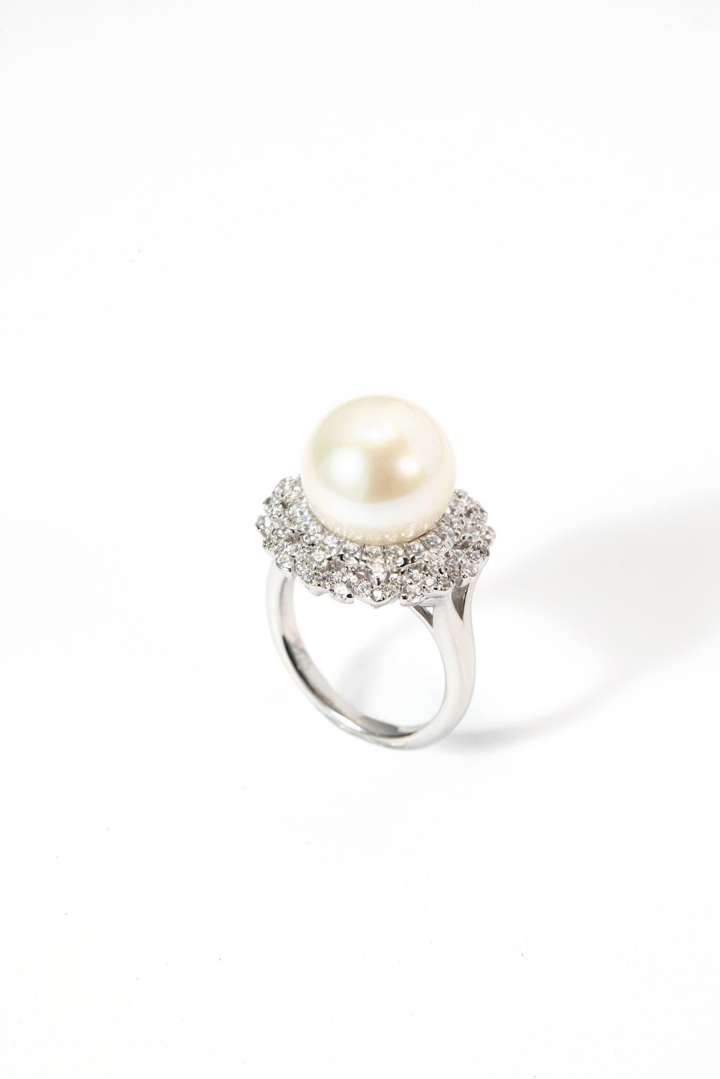 S925 anillo estilo girasol en plata, con perla blanca de agua dulce de 12.5 mm incrustada