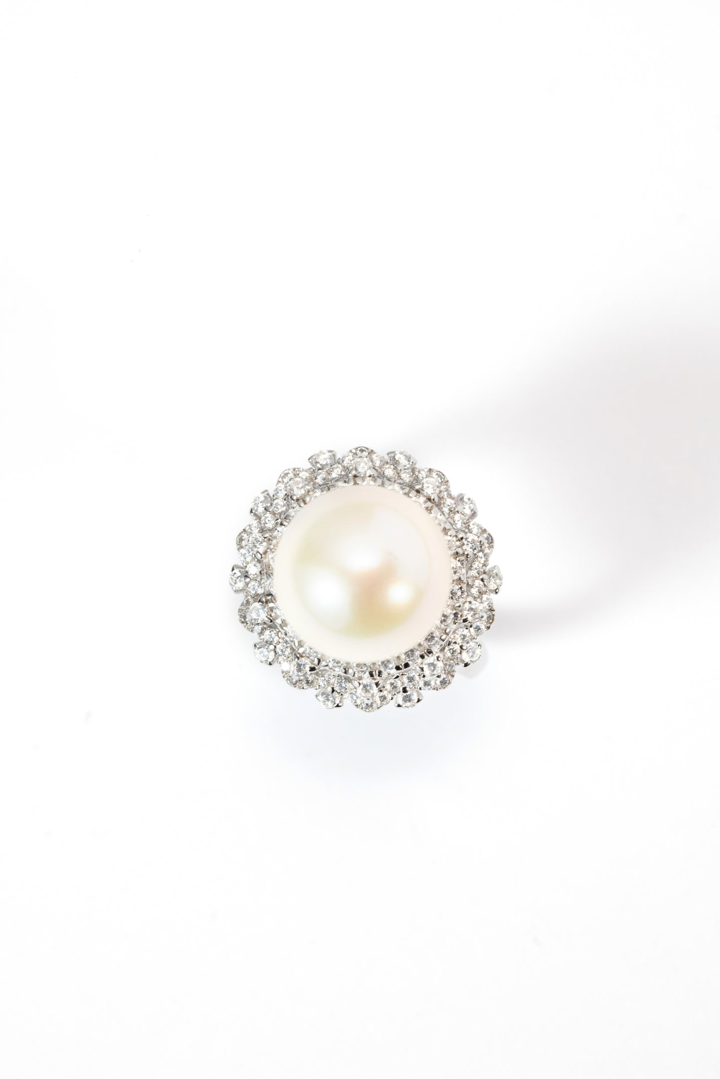 S925 anillo estilo girasol en plata, con perla blanca de agua dulce de 12.5 mm incrustada