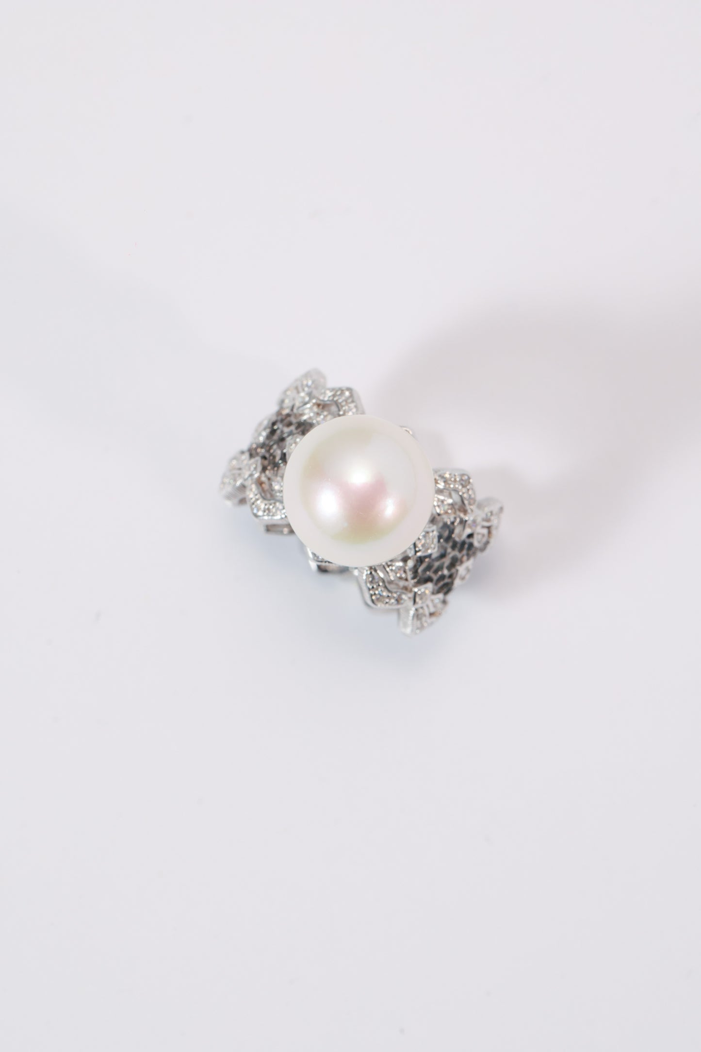 S925 anillo estilo encaje en plata, con perla blanca de agua dulce de 12.5 mm incrustada