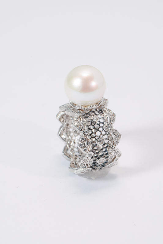 S925 anillo estilo encaje en plata, con perla blanca de agua dulce de 12.5 mm incrustada