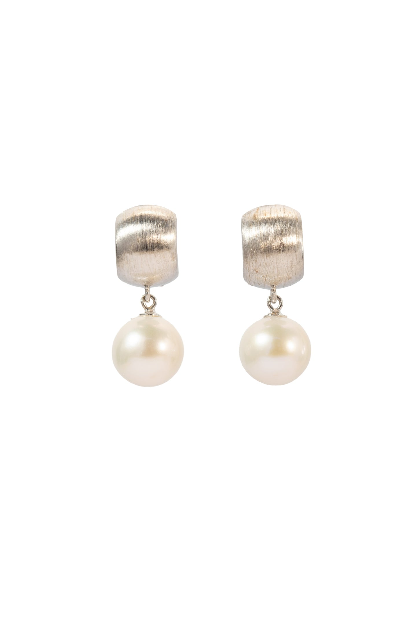 S925 pendientes estilo cepillado en plata, con 2 perlas blancas de agua dulce de 10.5 mm incrustadas