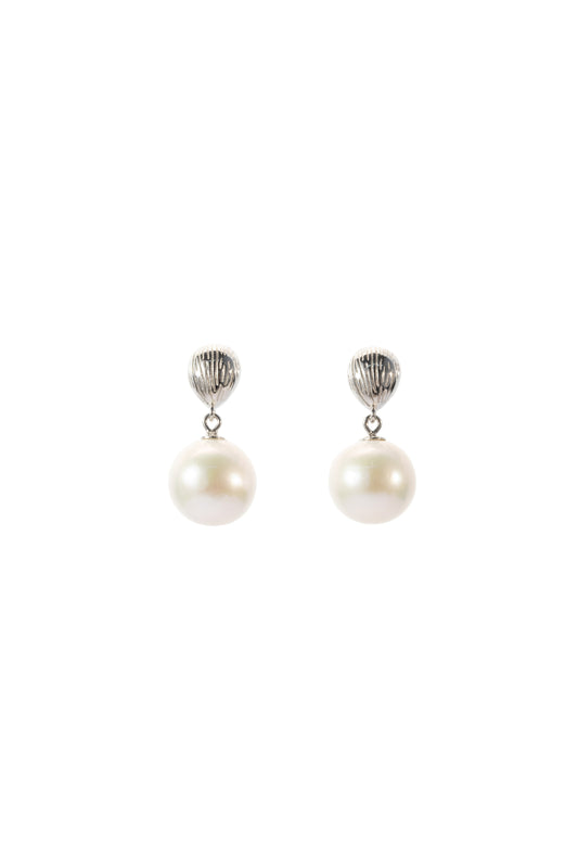 S925 pendientes estilo concha en plata, con 2 perlas blancas de agua dulce de 10.5 mm incrustadas