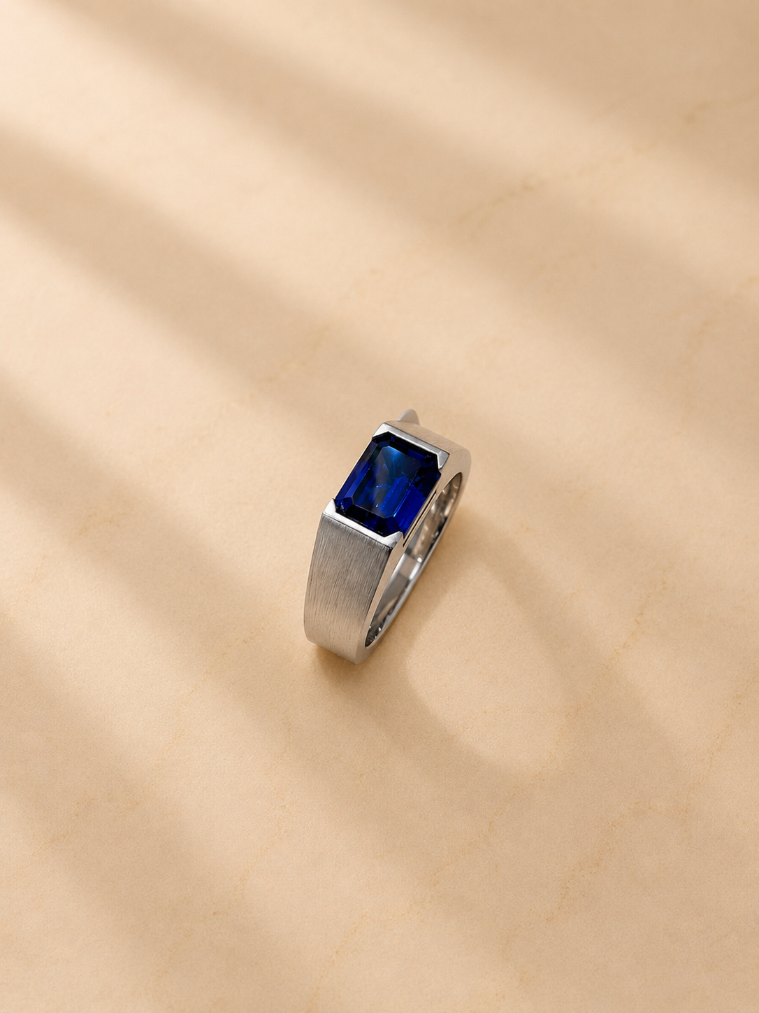 S925 anillo en plata, con 1 zafiro cultivado incrustado