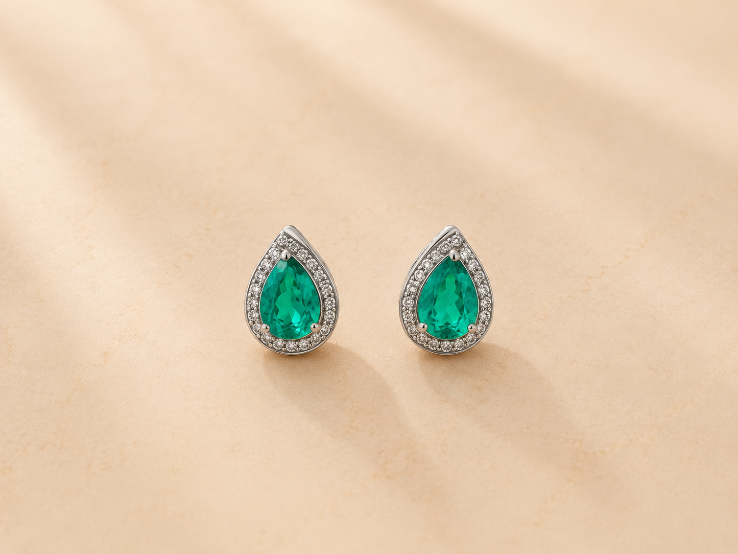 S925 pendientes en plata, con 2 esmeraldas cultivadas incrustadas