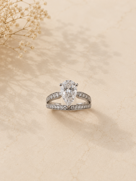 18K anillo de diamante color oro blanco, con 1 diamante talla pera de 1.16 quilates y 41 diamantes cultivados