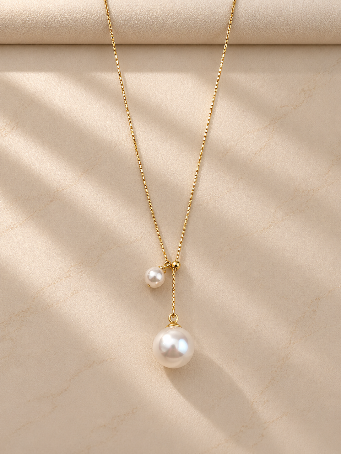 S925 collar ajustable color oro en plata, con 2 perlas blancas de agua dulce de 11.3 mm incrustadas