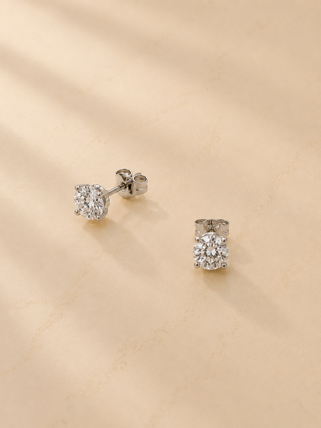 S925 pendientes de diamante tipo botón en plata, con 2 diamantes cultivados de 0.3 quilates incrustados