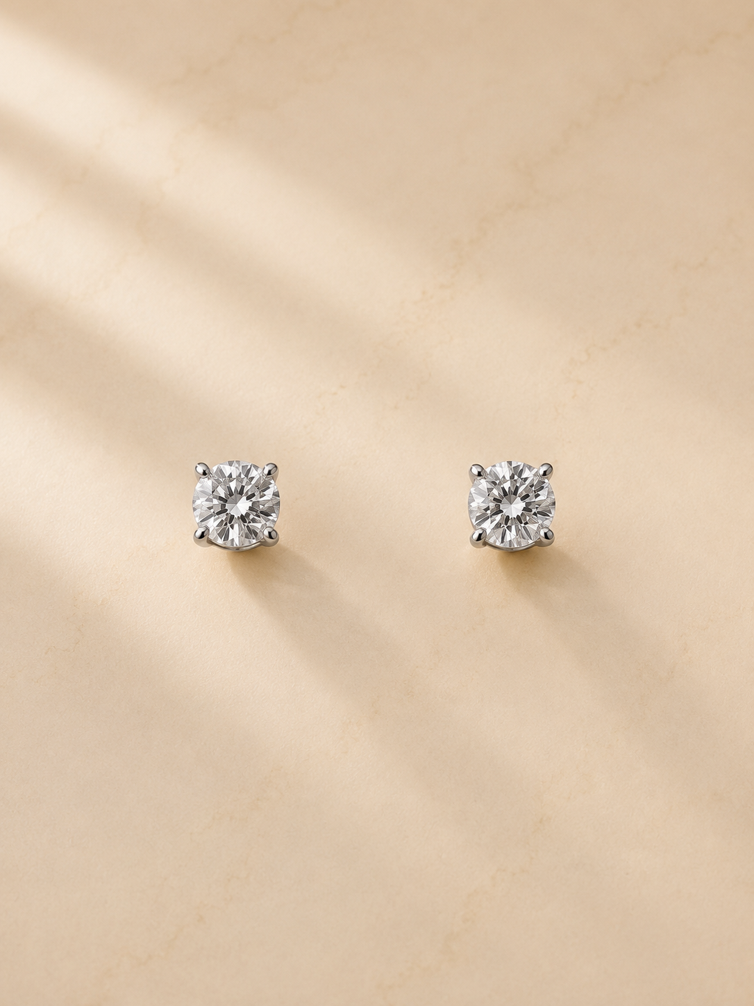 S925 pendientes de diamante en plata, con 2 diamantes cultivados de 1.02 quilates incrustados